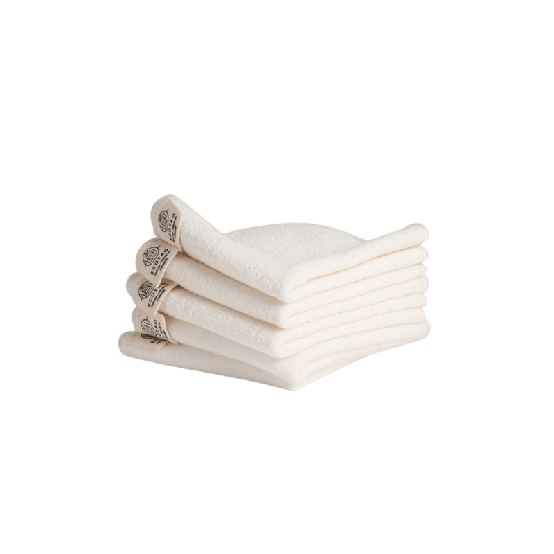 Une pile de lingettes en tissu réutilisables de couleur crème, soigneusement pliées