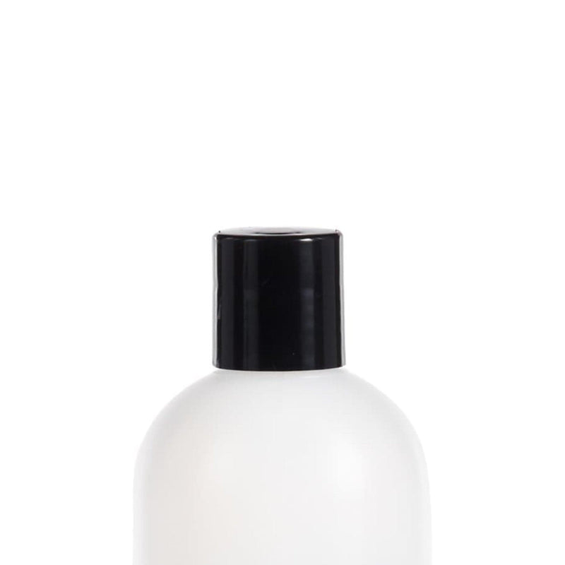 Bouteille blanche au capuchon noir, vue de près sur fond blanc, utilisée pour contenir des produits liquides comme du shampoing ou du gel douche.