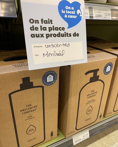 Store display featuring The Unscented Company refill boxes on a shelf with a sign highlighting a local Montréal business, emphasizing the brand’s local roots and refill-based packaging.
FR :
Présentoir en magasin avec des boîtes de rech
