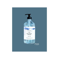 Illustration artistique d’une bouteille de savon pour les mains de The Unscented Company sur fond bleu, signée par l’artiste Florence Rivest.